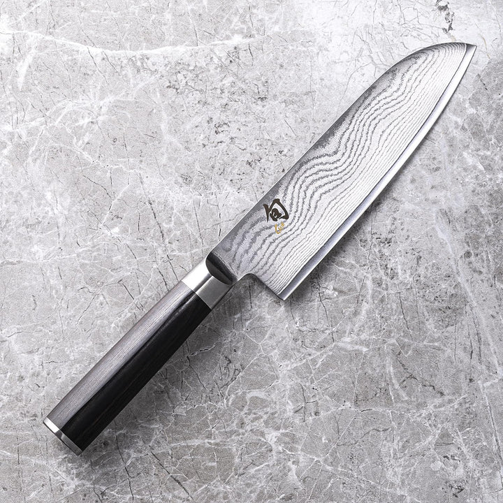 KAI Shun Classic Santoku 18 cm Klingenlänge - Damastmesser 32 Lagen VG MAX Kern - 61 (±1) HRC - Pakk