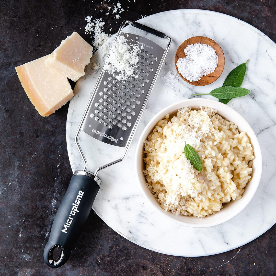 Microplane Sternenklinge Küchenreibe für Hartkäse, Zitrusfrüchte, Schokolade, Ingwer, Muskat und Zim