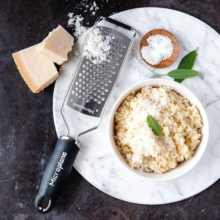Microplane Sternenklinge Küchenreibe für Hartkäse, Zitrusfrüchte, Schokolade, Ingwer, Muskat und Zim