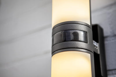 LUTEC LED Aussenwandleuchte CYRA mit Bewegungsmelder, moderne Aussenlampe, Wandlampe aus Aluminium i