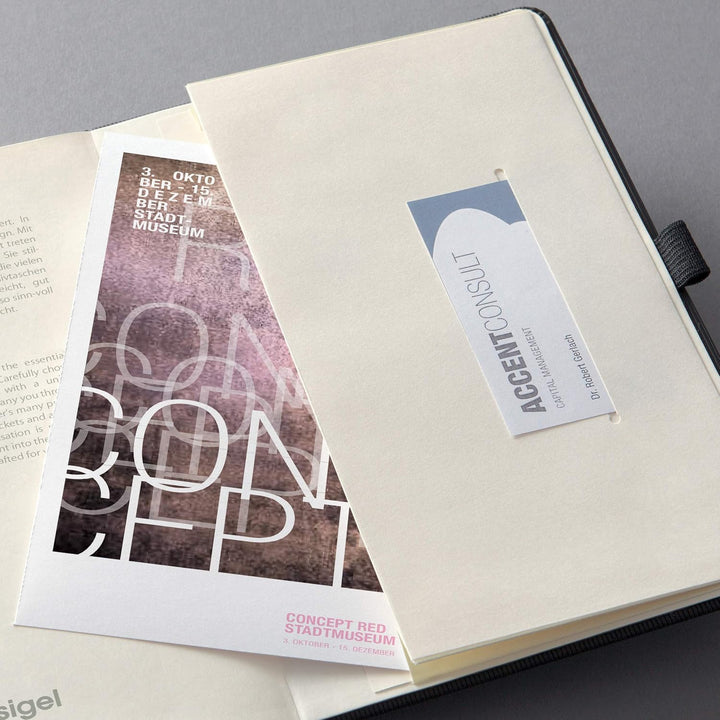 SIGEL C2302 Terminplaner Wochenkalender 2022/2023 - ca. A6 - schwarz - Hardcover - Gummiband, Stifts