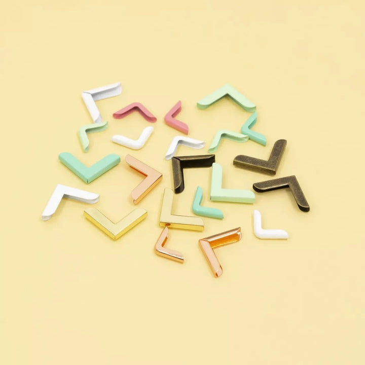 Craftelier - Packung mit 4 grossen weissen Metallecken für Scrapbooking und andere Bastelprojekte wi