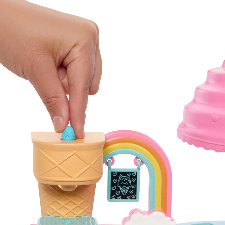 Barbie Chelsea Eisstand-Spielset mit Chelsea-Puppe, „Eismasse“ in 2 Farben und Zubehör, JMJ42