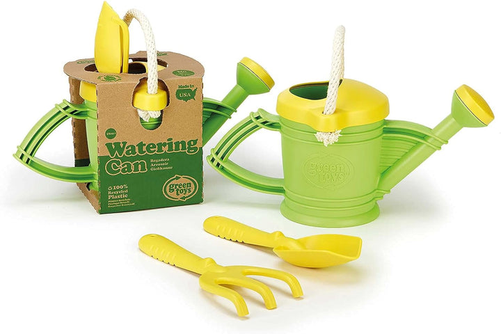 Green Toys 8601111 Giesskanne inkl. Harke und Schaufel, Spielzeug für Garten, Sandkasten und Strand,