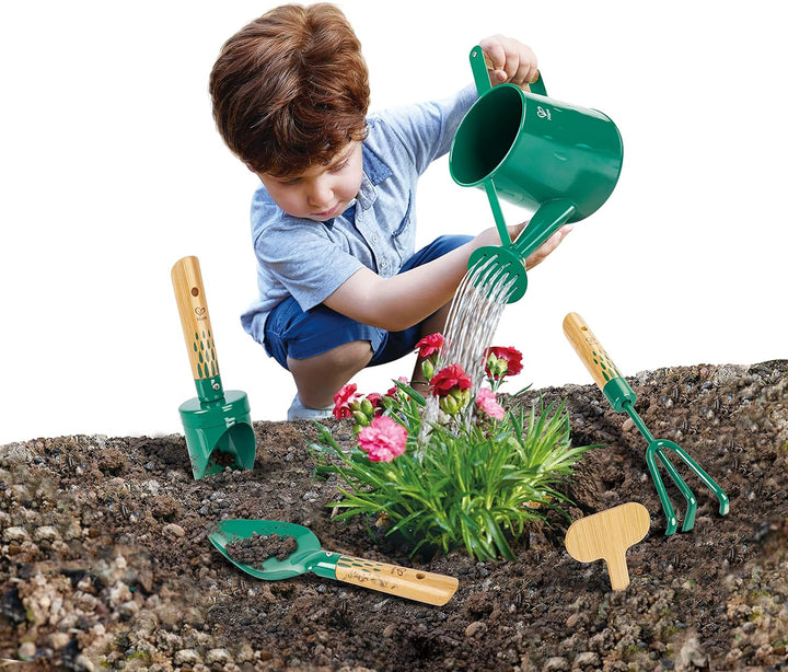 Hape Nature Fun Gartenwerkzeug-Set mit Giesskanne, Kelle, Harke und Schaufel, ab 4 Jahre