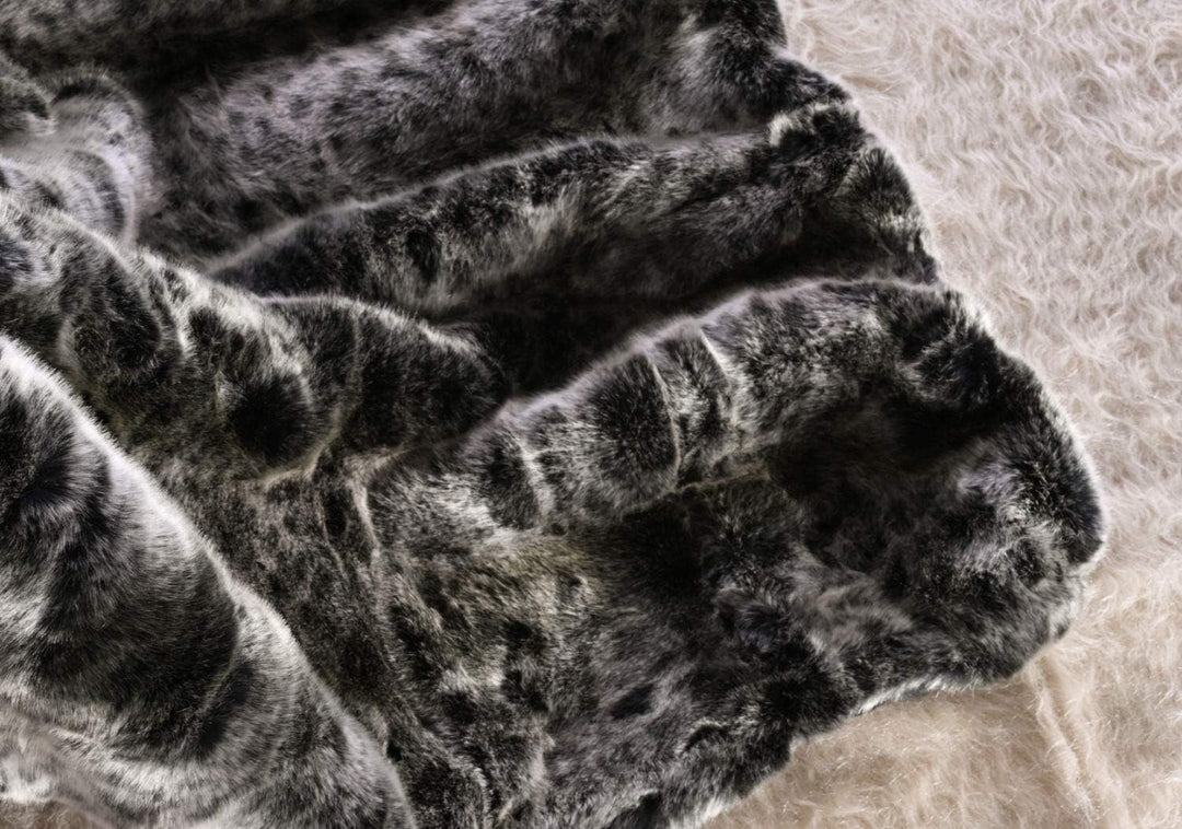 Wohnen & Accessoires GmbH & Co. KG Premium Felldecke Wildkatze grau 240x260cm Tagesdecke 240x260cm,