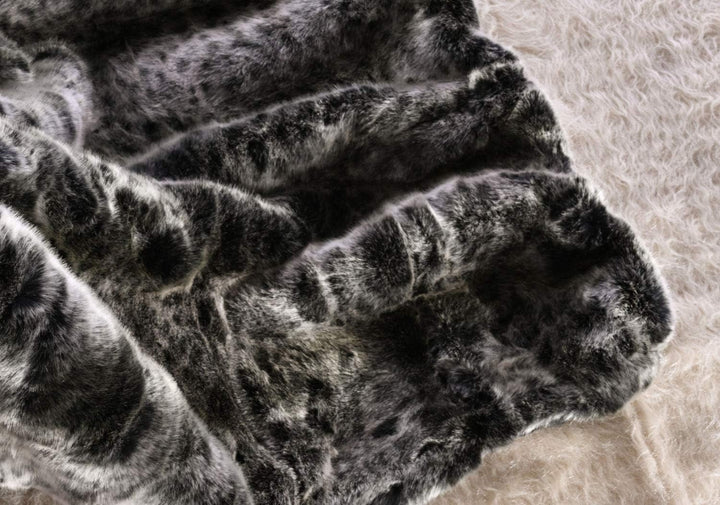 Wohnen & Accessoires GmbH & Co. KG Premium Felldecke Wildkatze grau 240x260cm Tagesdecke 240x260cm,