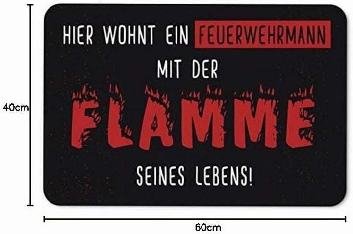 Tassenbrennerei Fussmatte mit Spruch Hier wohnt EIN Feuerwehrmann mit der Flamme seines Lebens - was