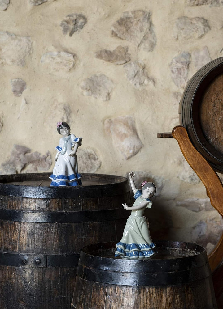 LLADRÓ Mädchen-Figur Kleine Tänzerin Mit Gesenkten Armen. Flamenco. Porzellan.