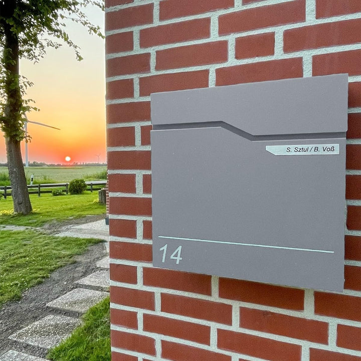 Metzler Exklusiver Briefkasten in Graualuminium RAL 9007 Hoffmann - Wandbriefkasten in Grau mit V2A