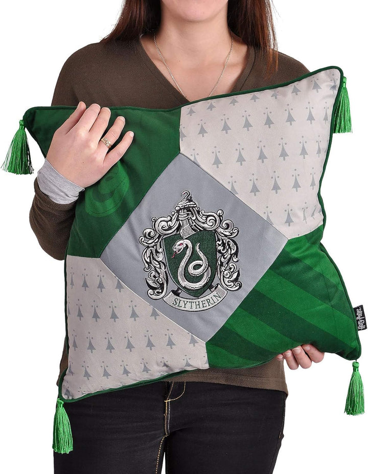 Elbenwald Harry Potter Kissen mit Quasten im Slytherin Design mit gesticktem Wappenpatch in den Haus