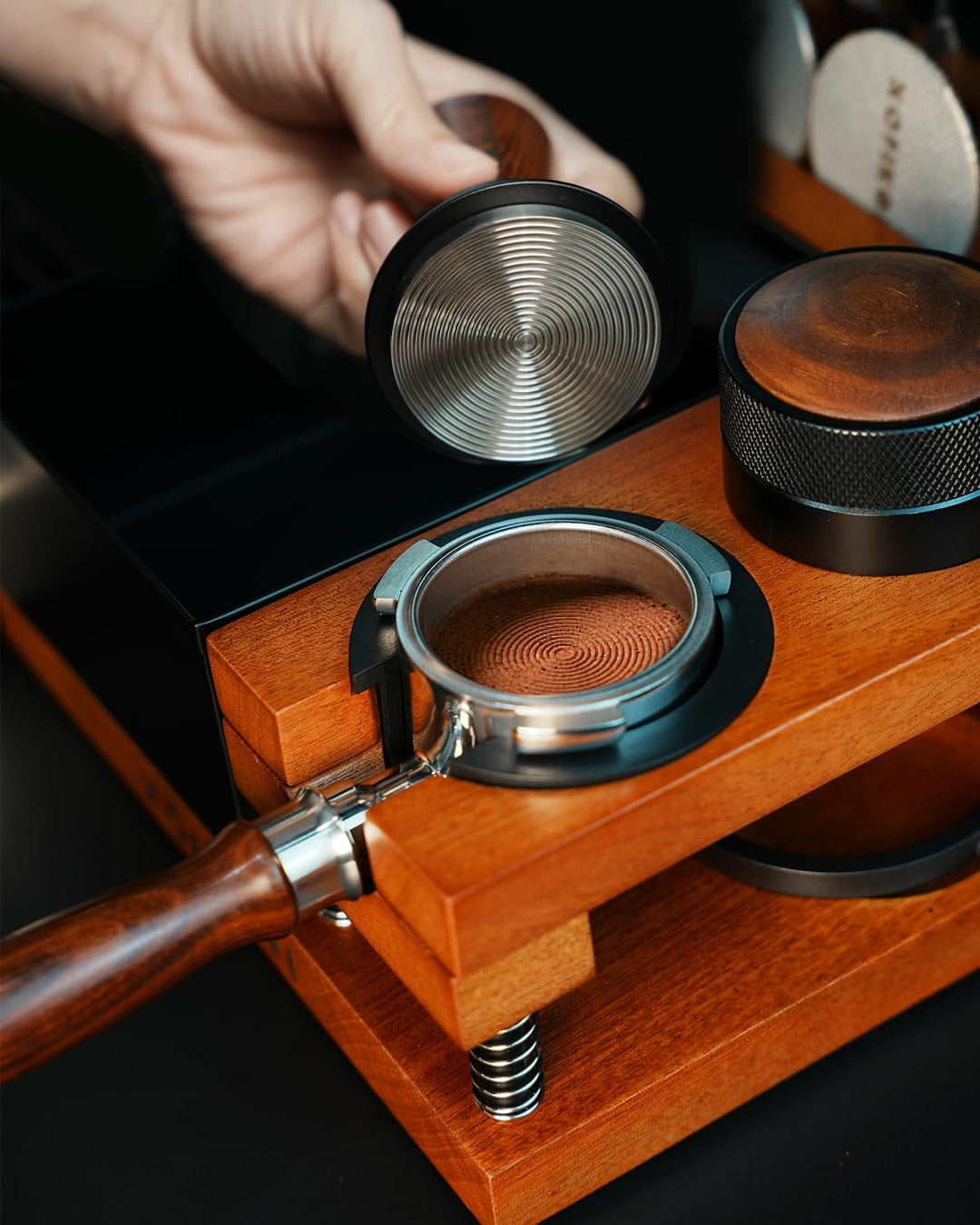 KOFIKOFI 58mm Kaffee Tamper mit Doppelfeder 30lbs Anpressdruck Kaffeemehlpresser Base Ripple Kaffee