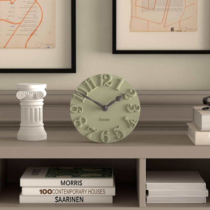 JONES CLOCKS® Hampstead Schreibtischuhr | Freistehend | Salbeigrün | Elegante erhöhte, geformte ziff