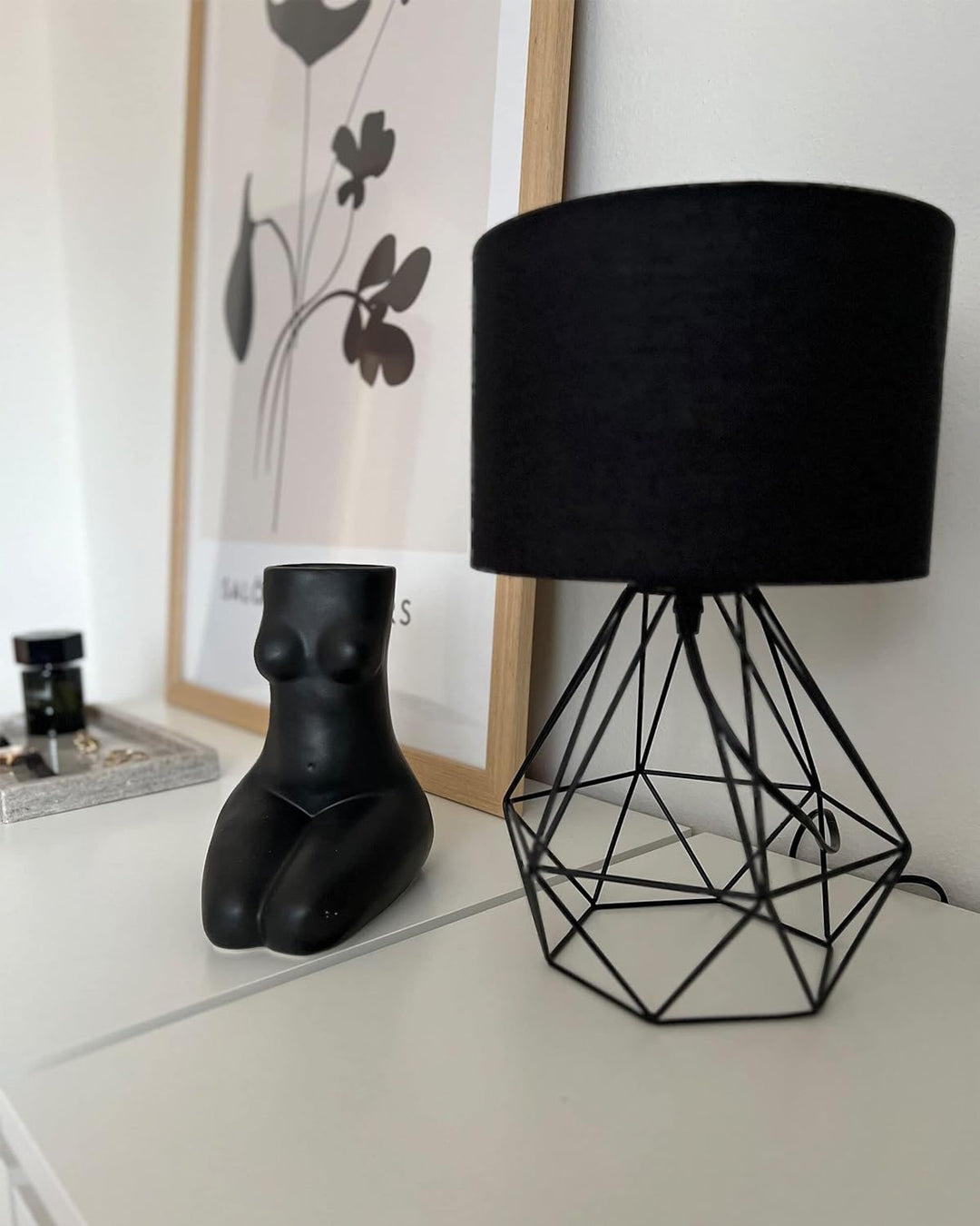 Blumenvase Keramik handgefertigt schwarz 22 cm weibliche Form Modern Pyrgos