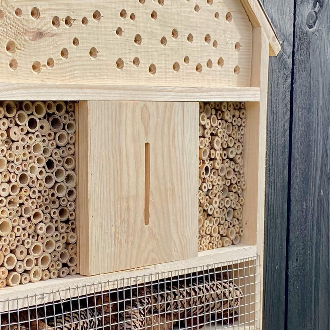 GARTENETAGE Insektenhotel zum Aufhängen XXL mit Pflanzenbalkon &amp; Schieferdach/Naturbelassenes, massi