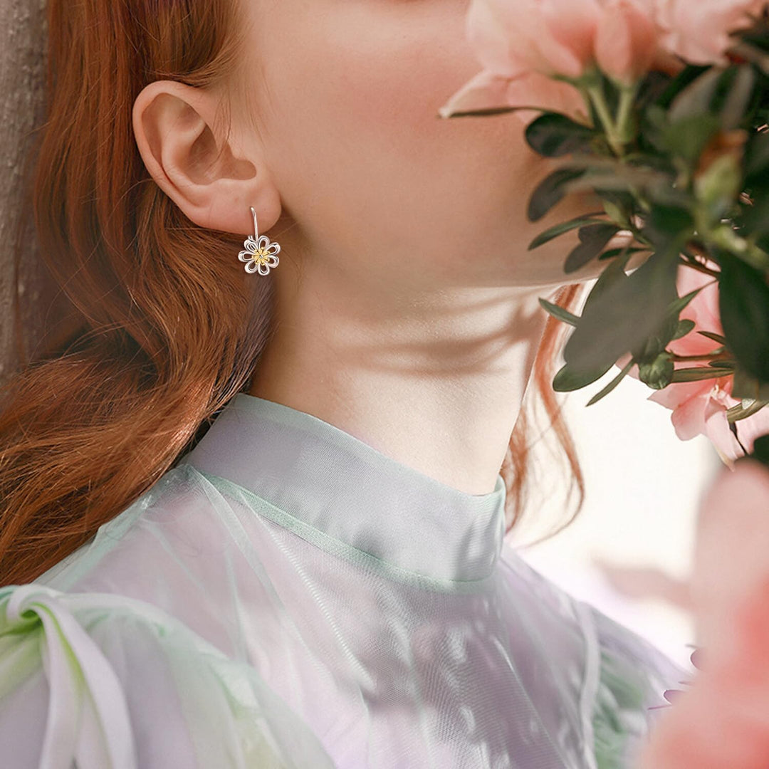 Orecchini a cerchio pendenti in argento sterling con fiore a margherita