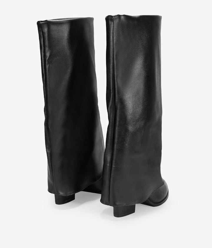 BOSANOVA Stiefeletten aus schwarzem veganem Leder mit gefaltetem Schaft, verlängerter Zehe und 7 cm
