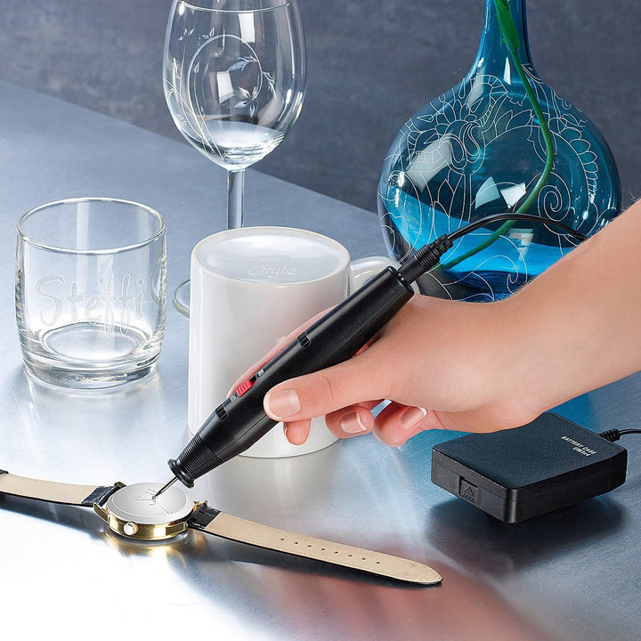 Rosenstein & Söhne Rotweinflasche: Gravur-Set aus Gravurstift mit Diamantspitze und 2in1-Weinflasche
