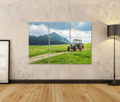 Bild Bilder auf Leinwand Alter Traktor auf der Wiese Schöner Bergblick in den Alpen Wandbild Poster