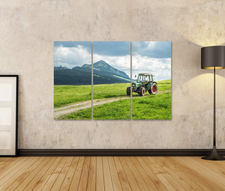 Bild Bilder auf Leinwand Alter Traktor auf der Wiese Schöner Bergblick in den Alpen Wandbild Poster