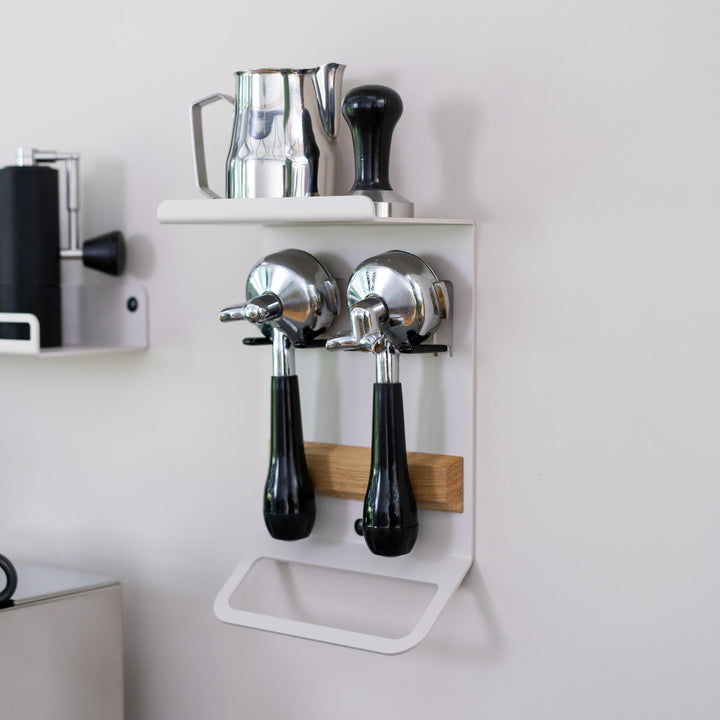 FLATE® Barista Rack Mini: Kompaktes Wandregal für Barista Zubehör mit Siebträgerhalter (Helles Graub