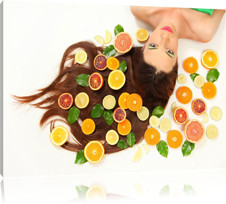 Pixxprint Hübsche Frau mit Obstscheiben als Leinwandbild/Grösse: 100x70 cm/Wandbild/Kunstdruck/ferti