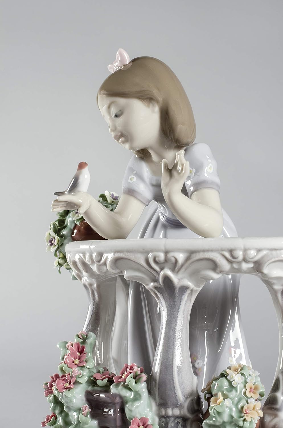 LLADRÓ Mädchen-Figur Frühlingserwachen. Mädchen Mit Blumen. Porzellan.