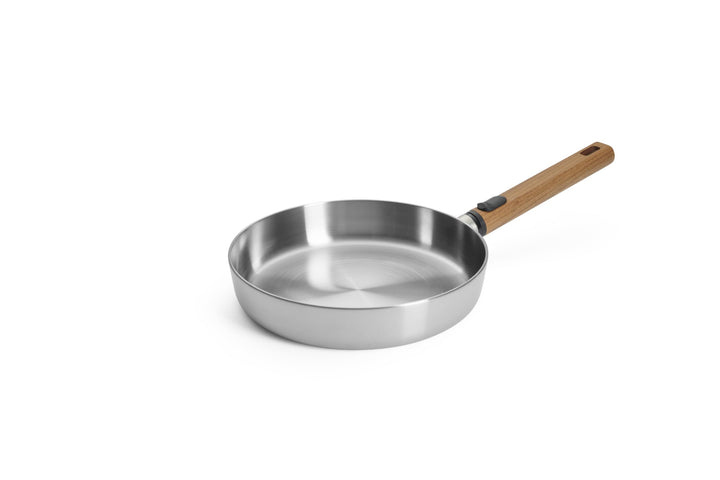 Woll Logic Steel Flachpfanne - Induktiv -, Ø 24 cm, 5 cm hoch mit abnehmbarem nachhaltigem Holzstiel