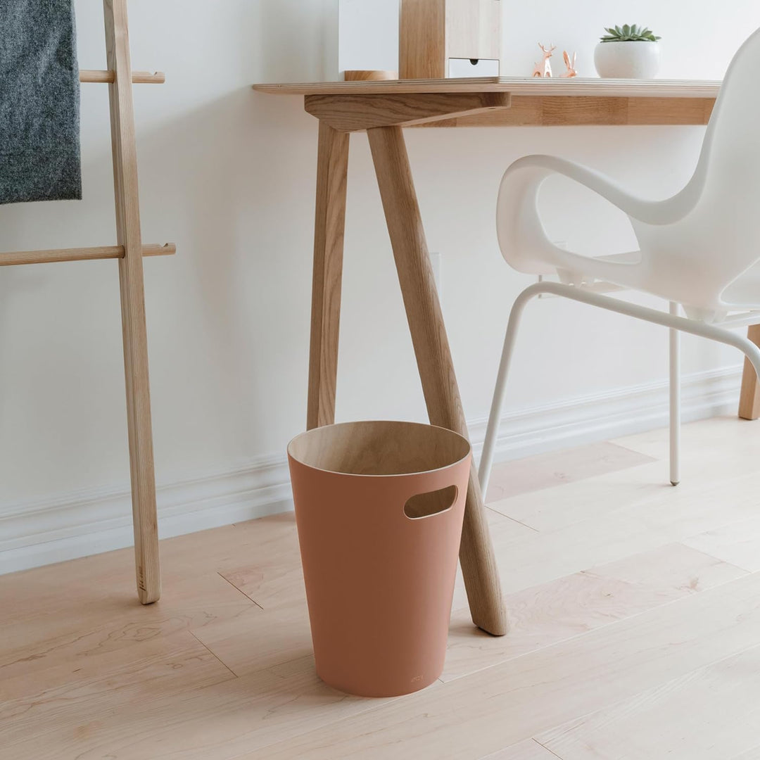Umbra Woodrow Abfalleimer – Zweifarbiger Holz Papierkorb für Büro, Badezimmer, Wohnzimmer und Mehr,