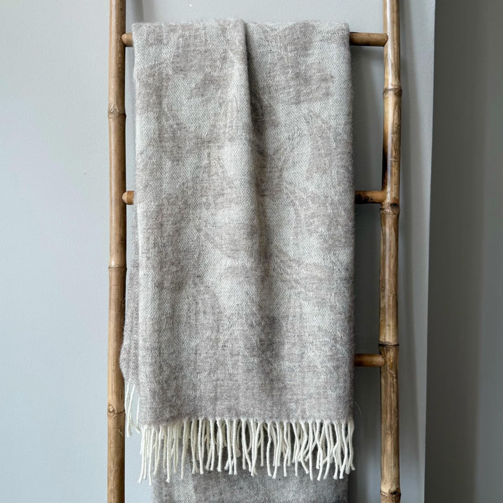 JOWOLLINA Wolldecke Plaid mit Fransen 100% Merinowolle (130x180 cm, Herringbone Grau) 130x180 cm Her