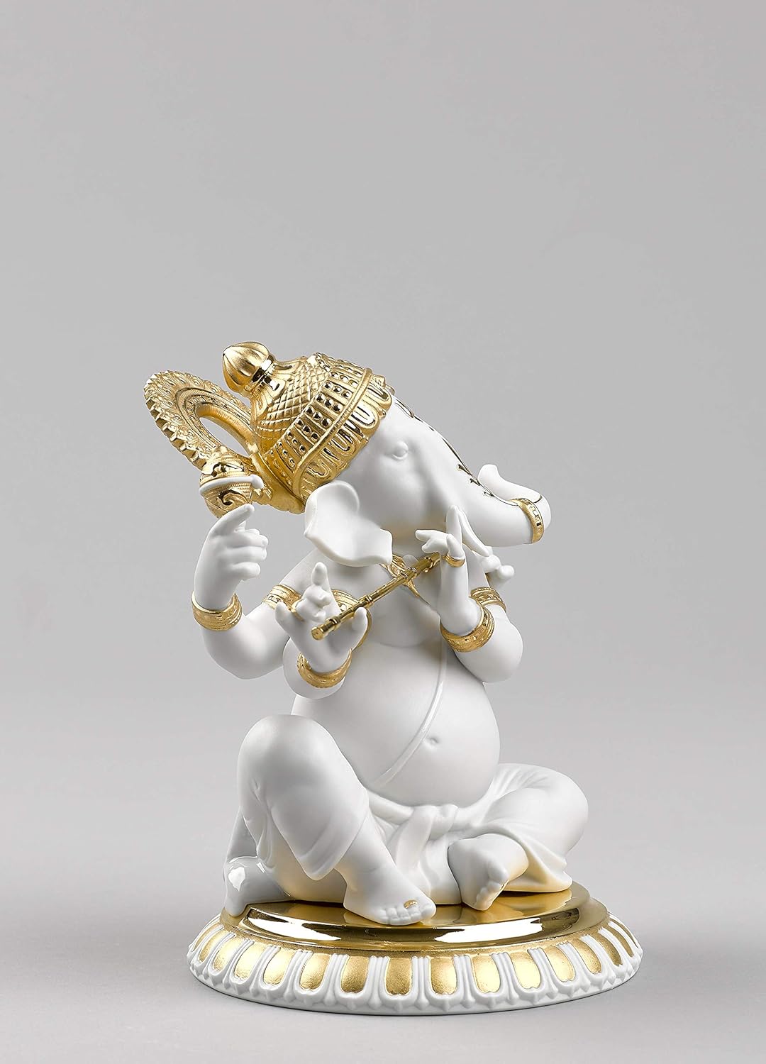 LLADRÓ Figur Ganesha Mit Bansuri. Gold. Ganesha Mit Bansuri. Porzellan.