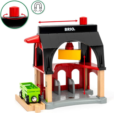 BRIO 36012 - Tierscheune mit Heuwaggon - Zubehör zum Zugset für Kinder ab 3 Jahren