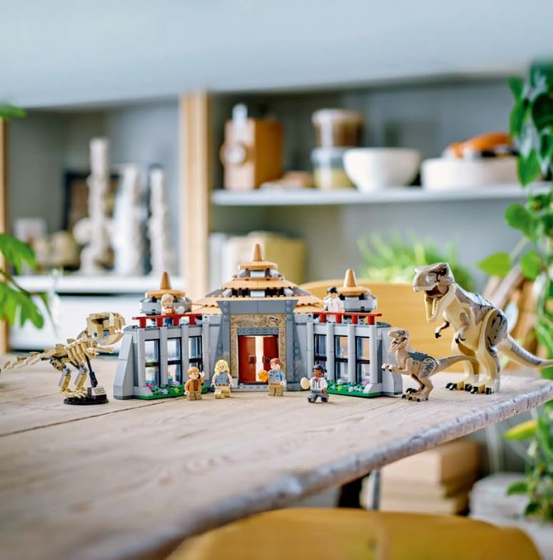 LEGO 76961 Jurassic Park Angriff des T. rex und des Raptors aufs Besucherzentrum, Dinosaurier Spielz