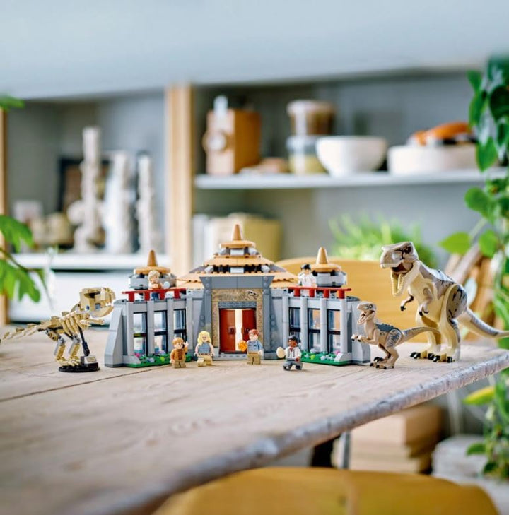 LEGO 76961 Jurassic Park Angriff des T. rex und des Raptors aufs Besucherzentrum, Dinosaurier Spielz