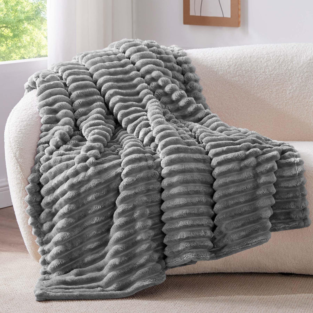 BEDELITE Kuscheldecke Flauschig Decke 150x200 - weiche XL Flanell Decken Grau für Couch, Deko Streif