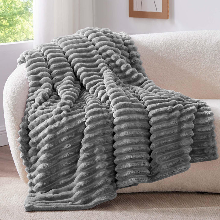 BEDELITE Kuscheldecke Flauschig Decke 150x200 - weiche XL Flanell Decken Grau für Couch, Deko Streif