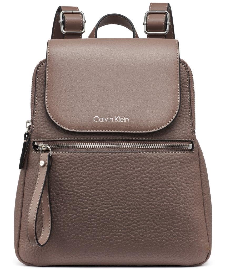 Calvin Klein Damen Elaine Bubble Lamb Novelty Key Item Flap Backpack Rucksack, Cocoa