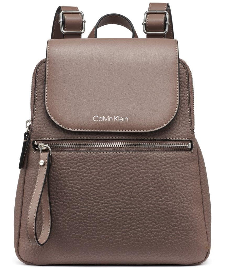 Calvin Klein Damen Elaine Bubble Lamb Novelty Key Item Flap Backpack Rucksack, Cocoa