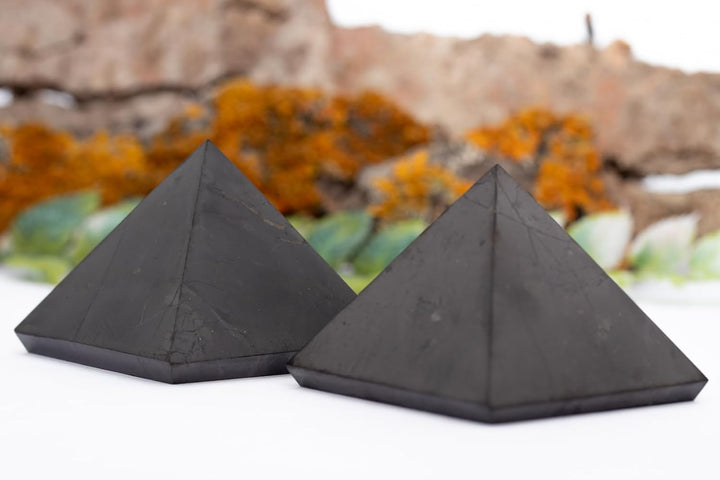 Igox 2X Schungit Pyramide Poliert Steine - Schwarze Mineralsteine für Dekoration & Meditation (3 Zen