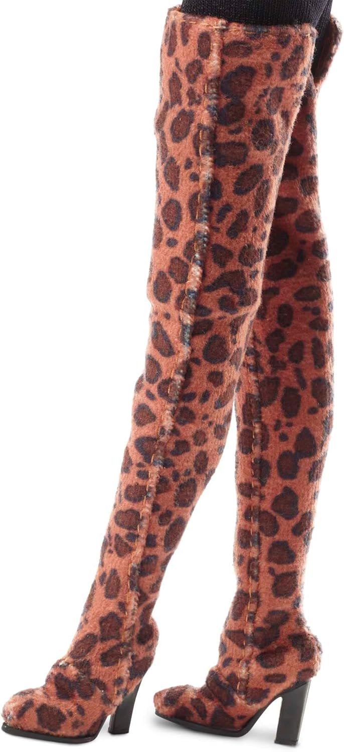 Barbie HCB85 - Signature Gloria Estefan Barbie-Puppe in goldener und schwarzer Mode mit Accessoires