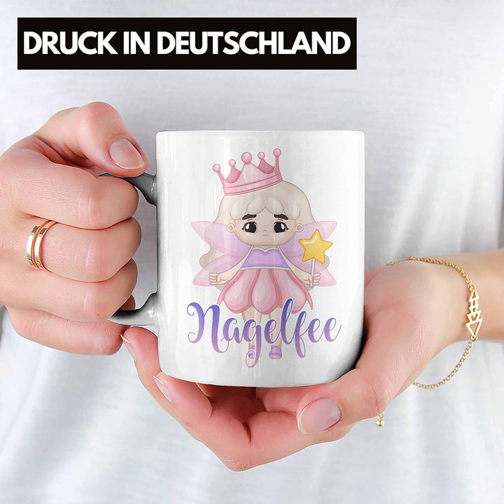 Trendation - Nagel-Fee Tasse Geschenk Nagelstudio Mitarbeiterin Gel-Nägel Spruch Süsse Grafik (Weiss