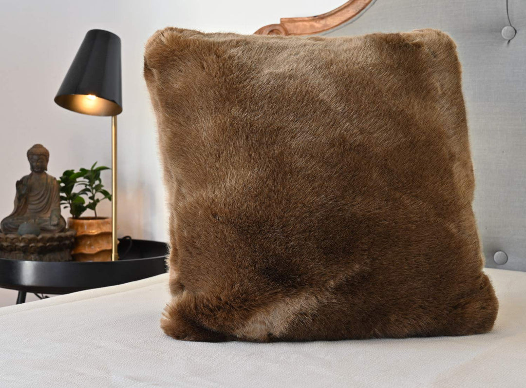 Wohnen & Accessoires GmbH & Co. KG Edelstes Premium Fellkissen aus Webpelz Topas 45x45cm (100