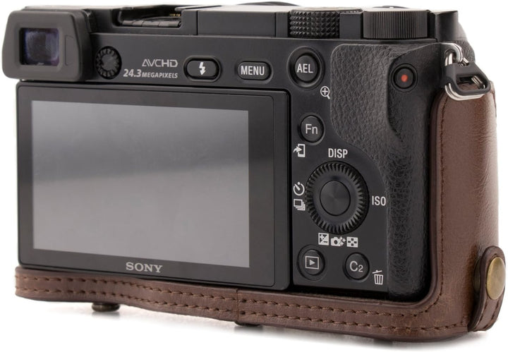 MegaGear Sony Alpha A6300, A6000 (16-50 mm) Ever Ready Leder Kamera-Case mit Trageriemen und Batteri