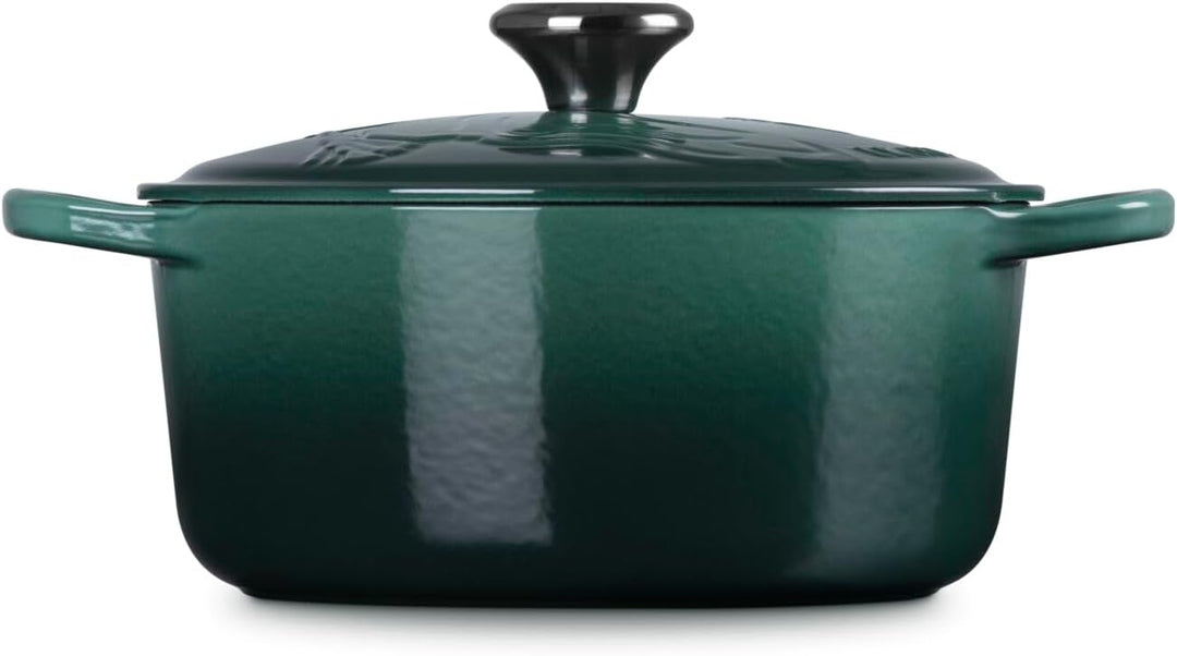 Le Creuset Wicked Collection Elphaba Rundkasserolle aus Gusseisen mit Prägung