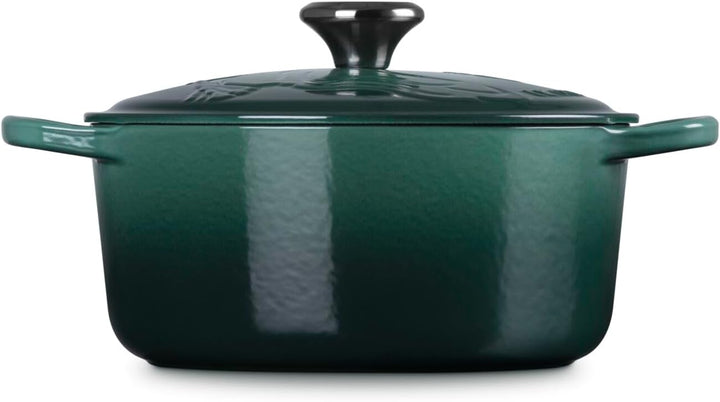 Le Creuset Wicked Collection Elphaba Rundkasserolle aus Gusseisen mit Prägung