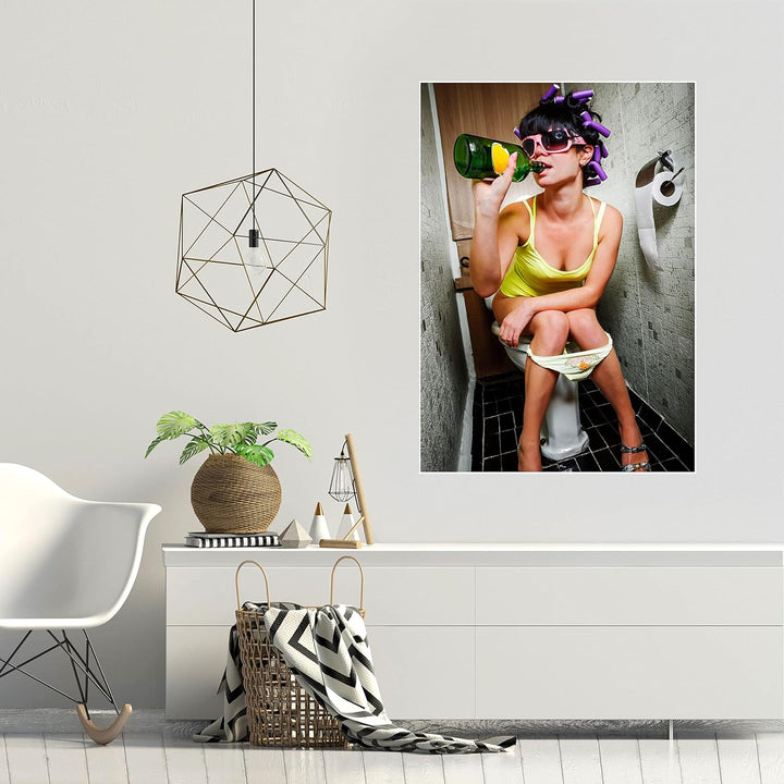 wandmotiv24 Poster als Wanddeko, Grösse Din A1, Frau trinkend auf Toilette, Fotografie, Lustig, Flas