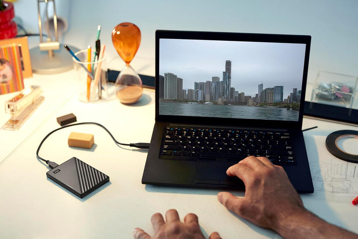 WD My Passport externe Festplatte 1 TB (mobiler Speicher, schlankes Design, herunterladbare Software