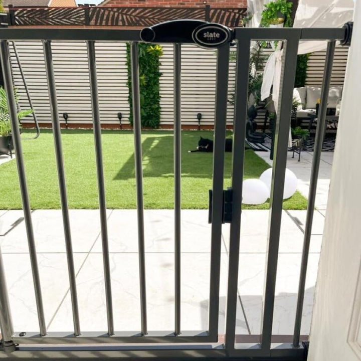 Safetots Druckmontage Selbstschliessendes Treppengitter, Schmal, 68.5cm - 75cm, Schiefergrau, Automa