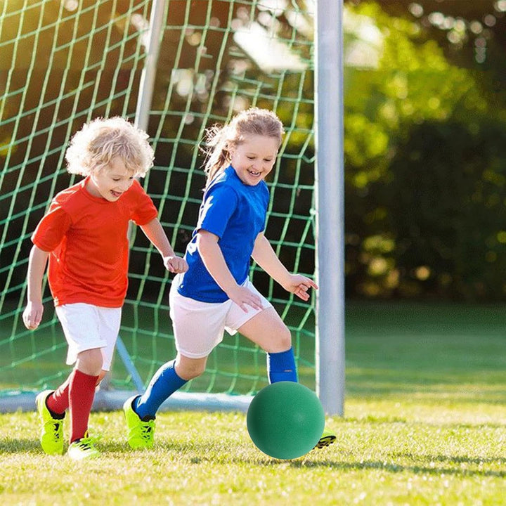 Generisch Leiser Basketball, leiser Indoor-Basketball, leiser Basketball-Dribbling im Innenbereich,
