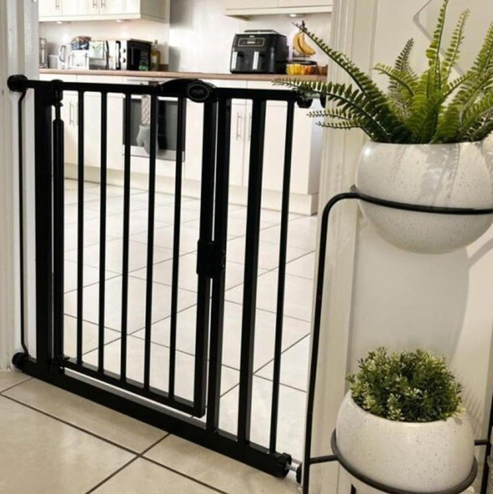 Safetots Druckmontage Selbstschliessendes Treppengitter, Schmal, 68.5cm - 75cm, Mattschwarz, Automat